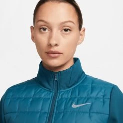 Nike Damen Laufjacke TF SYNTHETIC FILL JACKET -Sportbekleidung engelhorn Nike Damen Laufjacke TF SYNTHETIC FILL JACKET Detailansicht 08 V1077345Y v1