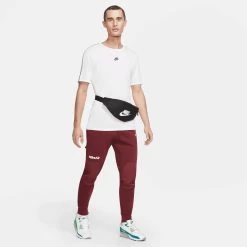 Nike Gürteltasche HERITAGE WAISTPACK 15 Nike Gürteltasche HERITAGE WAISTPACK -Sportbekleidung engelhorn Nike Guerteltasche HERITAGE WAISTPACK Detailansicht 05 V1077367B v1