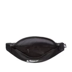 Nike Gürteltasche HERITAGE WAISTPACK 18 Nike Gürteltasche HERITAGE WAISTPACK -Sportbekleidung engelhorn Nike Guerteltasche HERITAGE WAISTPACK Detailansicht 08 V1077367B v1