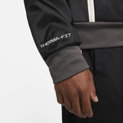 Nike Herren Fußballjacke THERMA-FIT STANDART ISSUE Oversized Fit -Sportbekleidung engelhorn Nike Herren Fussballjacke THERMA FIT STANDART ISSUE Oversized Fit Detailansicht 08 V1077334O v1