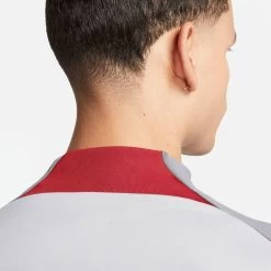 Nike Herren Fußballsweatshirt LIVERPOOL FC STRIKE -Sportbekleidung engelhorn Nike Herren Fussballsweatshirt LIVERPOOL FC STRIKE Detailansicht 08 V1078336Z v1