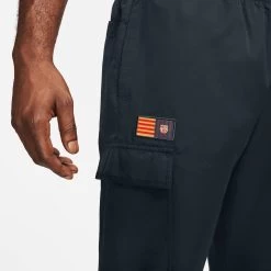 Nike Herren Hose FCB NSW -Sportbekleidung engelhorn Nike Herren Hose FCB NSW Detailansicht 08 V1078338D v1