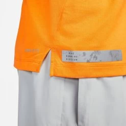 Nike Herren Laufshirt DRI-FIT RISE 365 TANK -Sportbekleidung engelhorn Nike Herren Laufshirt DRI FIT RISE 365 TANK Detailansicht 08 V1079568J v1