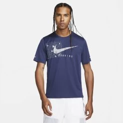 Nike Herren T-Shirt DRI-FIT UV MILER RUN DEVISION -Sportbekleidung engelhorn Nike Herren T Shirt DRI FIT UV MILER RUN DEVISION Detailansicht 05 V1080342Y v1