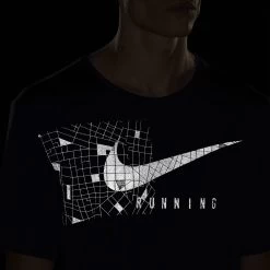 Nike Herren T-Shirt DRI-FIT UV MILER RUN DEVISION -Sportbekleidung engelhorn Nike Herren T Shirt DRI FIT UV MILER RUN DEVISION Detailansicht 09 V1080342Y v1