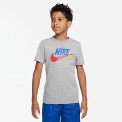 Nike Kinder T-Shirt B NSW SI SS -Sportbekleidung engelhorn Nike Kinder T Shirt B NSW SI SS Detailansicht 06 V1080568F v1