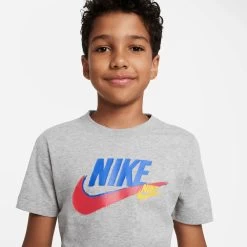 Nike Kinder T-Shirt B NSW SI SS -Sportbekleidung engelhorn Nike Kinder T Shirt B NSW SI SS Detailansicht 08 V1080568F v1
