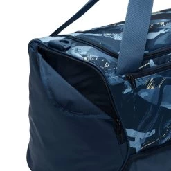 Nike Sporttasche BRASILIA 9,5 DUFFLE 14 Nike Sporttasche BRASILIA 9,5 DUFFLE -Sportbekleidung engelhorn Nike Sporttasche BRASILIA 95 DUFFLE Detailansicht 03 V1078826C v1