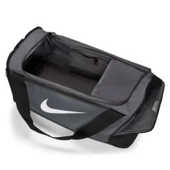 Nike Sporttasche BRASILIA S DUFFLE 9.5 41L 12 Nike Sporttasche BRASILIA S DUFFLE 9.5 41L -Sportbekleidung engelhorn Nike Sporttasche BRASILIA S DUFFLE 95 41L Detailansicht 02 V1081664M v1