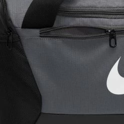 Nike Sporttasche BRASILIA S DUFFLE 9.5 41L 13 Nike Sporttasche BRASILIA S DUFFLE 9.5 41L -Sportbekleidung engelhorn Nike Sporttasche BRASILIA S DUFFLE 95 41L Detailansicht 03 V1081664M v1