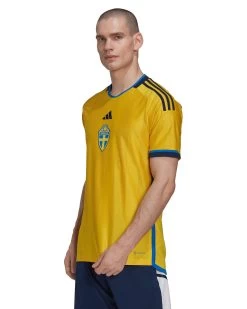 Adidas Performance Fußballtrikot SCHWEDEN WM 22/23 Heimspiel REPLICA 18 Adidas Performance Fußballtrikot SCHWEDEN WM 22/23 Heimspiel REPLICA -Sportbekleidung engelhorn adidas Performance Fussballtrikot SCHWEDEN WM 2223 Heimspiel REPLICA Detailansicht 05 V1075574M v1