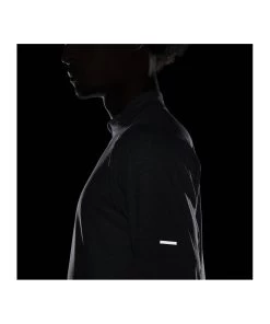 Nike Herren Laufshirt Langarm -Sportbekleidung engelhorn partner Nike Herren Laufshirt Langarm Detailansicht 03 V1072222J v1