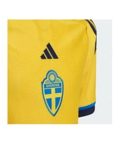Adidas Performance Fußballtrikot SCHWEDEN WM 22/23 Heimspiel REPLICA 16 Adidas Performance Fußballtrikot SCHWEDEN WM 22/23 Heimspiel REPLICA -Sportbekleidung engelhorn partner adidas Performance Fussballtrikot SCHWEDEN WM 2223 Heimspiel REPLICA Detailansicht 03 V1075574M v1