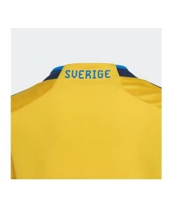 Adidas Performance Fußballtrikot SCHWEDEN WM 22/23 Heimspiel REPLICA 17 Adidas Performance Fußballtrikot SCHWEDEN WM 22/23 Heimspiel REPLICA -Sportbekleidung engelhorn partner adidas Performance Fussballtrikot SCHWEDEN WM 2223 Heimspiel REPLICA Detailansicht 04 V1075574M v1